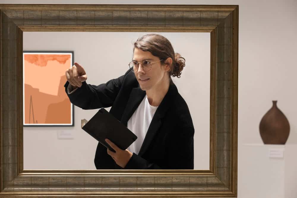 Obra de arte de Felipe Peña, artista en exposición en un museo con marco artístico.