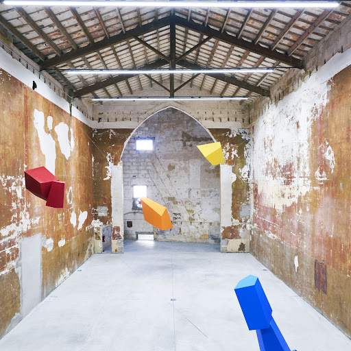 Geometrical Precision and Structural Mass in Madrid: Galeria Cayon